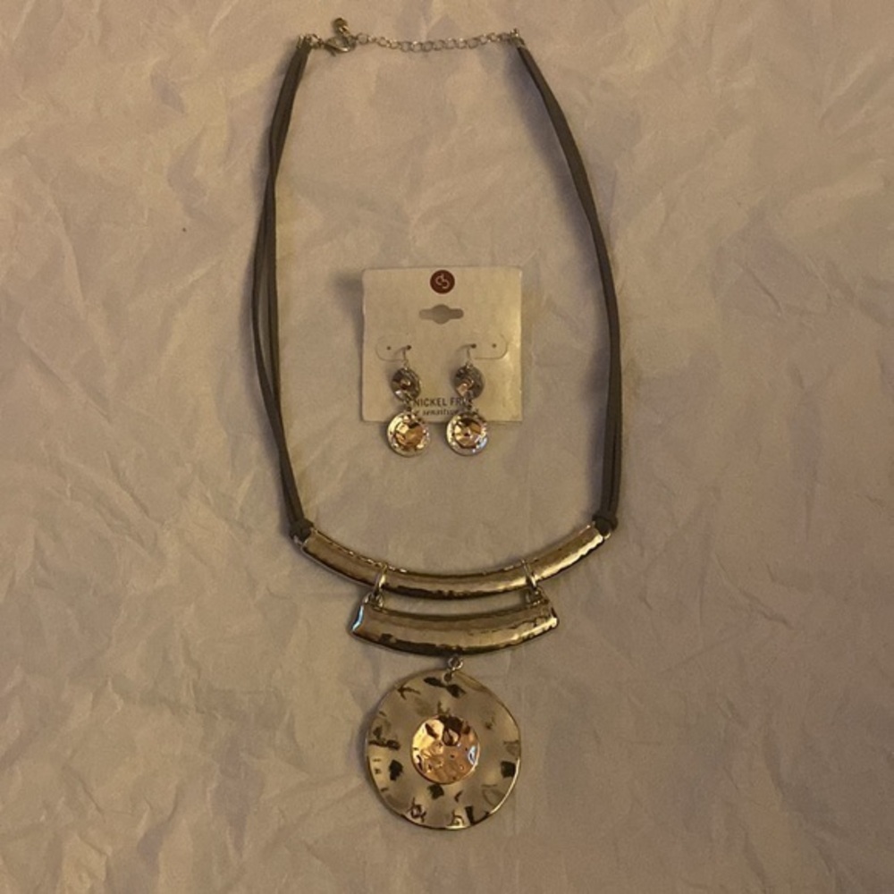 🤍‼️NWOT Matching Necklace and Earrings Set